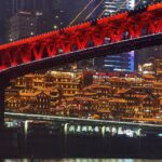 霓虹闪烁山城夜：探索重庆赛博朋克风的魔幻夜景之旅