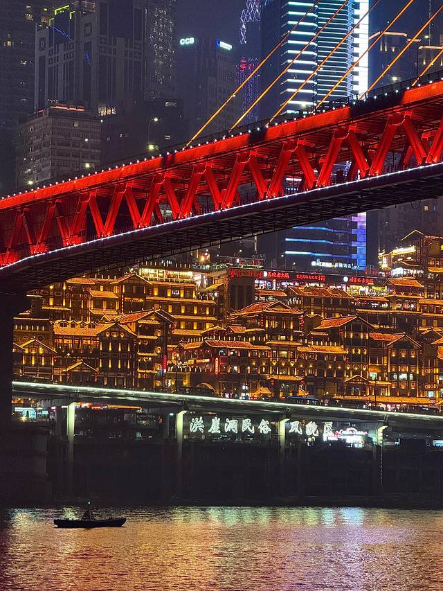 霓虹闪烁山城夜：探索重庆赛博朋克风的魔幻夜景之旅