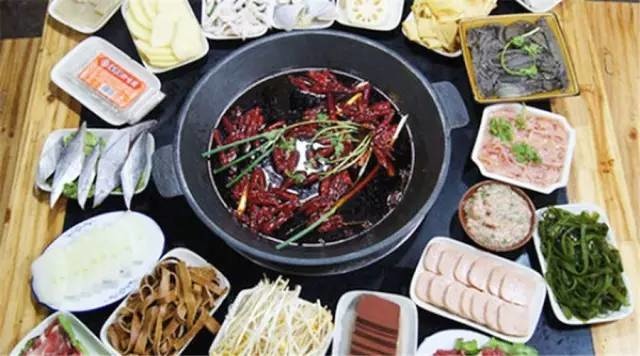 重庆防空洞火锅探秘：在山城腹地体验最地道的麻辣盛宴
