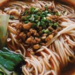 重庆美食必吃清单：从街头小面到肥肠面的味蕾盛宴