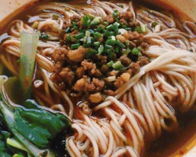重庆美食必吃清单：从街头小面到肥肠面的味蕾盛宴