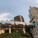重庆魔幻交通大揭秘：从轻轨穿楼到8D立交，玩转这座山城的交通奇观