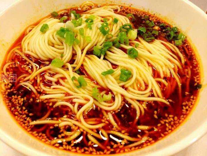 麻辣山城的美食密码：从重庆小面开始玩转这座8D魔幻都市