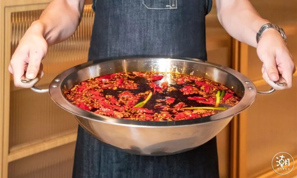山城味觉盛宴：解密重庆传统牛油老火锅的前世今生