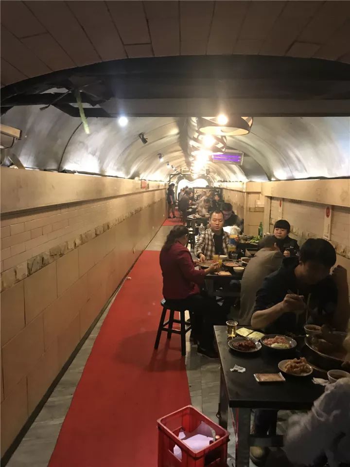 探秘重庆防空洞火锅：穿越时空的麻辣盛宴与山城记忆